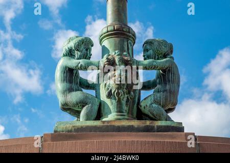 Eisenbrücke, Eiserner Steg, Eisenbrücke ist eine Fußgängerbrücke, die über den Main in Frankfurt führt. Die Laterne am Eingang wird von zwei eisernen Figuren umarmt, Stockfoto