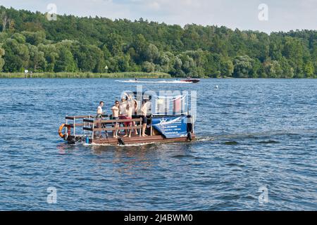 Junge Leute haben Spaß auf einem gemieteten Floß auf der Havel bei Berlin in Deutschland Stockfoto