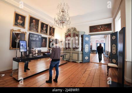 13. April 2022, Schleswig-Holstein, Lübeck: Zwei Museumsmitarbeiter gehen durch die Ausstellungsräume der Ausstellung „Buddenbrooks im Behnhaus“. Nach mehr als vier Monaten öffnet die Zwischenausstellung im Museum Behnhaus am 14. April wieder für Besucher. Foto: Christian Charisius/dpa Stockfoto