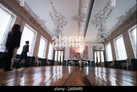 13. April 2022, Schleswig-Holstein, Lübeck: Zwei Museumsmitarbeiter gehen durch die Ausstellungsräume der Ausstellung „Buddenbrooks im Behnhaus“. Nach mehr als vier Monaten öffnet die Zwischenausstellung im Museum Behnhaus am 14. April wieder für Besucher. Foto: Christian Charisius/dpa Stockfoto