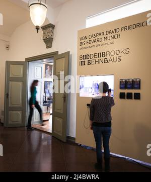 13. April 2022, Schleswig-Holstein, Lübeck: Zwei Museumsmitarbeiter gehen durch die Ausstellungsräume der Ausstellung „Buddenbrooks im Behnhaus“. Nach mehr als vier Monaten öffnet die Zwischenausstellung im Museum Behnhaus am 14. April wieder für Besucher. Foto: Christian Charisius/dpa Stockfoto