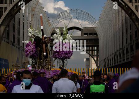 Caracas, Caracas, Venezuela, Venezuela. 13. April 2022. CARACAS, VENEZUELA - 13. APRIL: Katholische Gemeindemitglieder nehmen an der traditionellen Prozession des Nazareno de San Pablo im Rahmen der Karwoche am 13. April 2022 in Caracas, Venezuela, Teil. (Bild: © Pedro Rances Mattey/PX Imagens via ZUMA Press Wire) Stockfoto