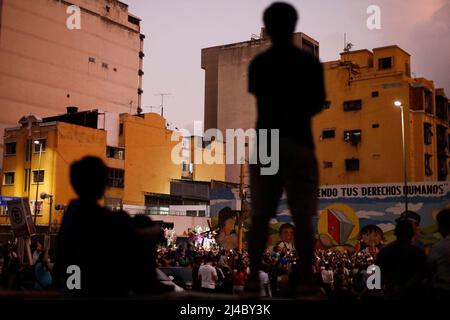 Caracas, Venezuela. 13. April 2022. Die Menschen folgen der Prozession der Jesusfigur „Nazareno de San Pablo“ während der Feierlichkeiten der Karwoche. Kredit: Jesus Vargas/dpa/Alamy Live Nachrichten Stockfoto