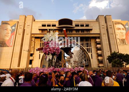 Caracas, Venezuela. 13. April 2022. Die Figur von Jesus „Nazareno de San Pablo“ wird während der Feierlichkeiten der Karwoche in einer Prozession getragen. Kredit: Jesus Vargas/dpa/Alamy Live Nachrichten Stockfoto