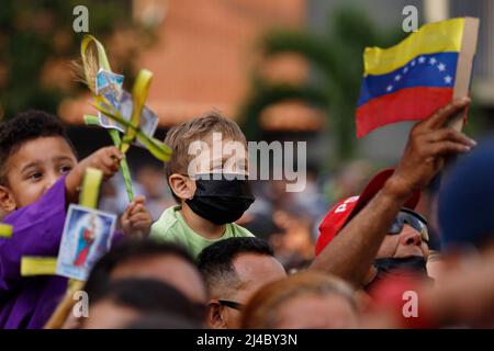 Caracas, Venezuela. 13. April 2022. Die Menschen folgen der Prozession der Jesusfigur „Nazareno de San Pablo“ während der Feierlichkeiten der Karwoche. Kredit: Jesus Vargas/dpa/Alamy Live Nachrichten Stockfoto