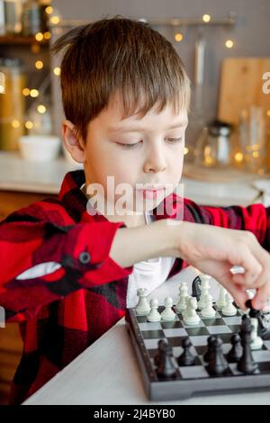 Junge spielt Schach. Lieblingshobby ist Schach. Stockfoto