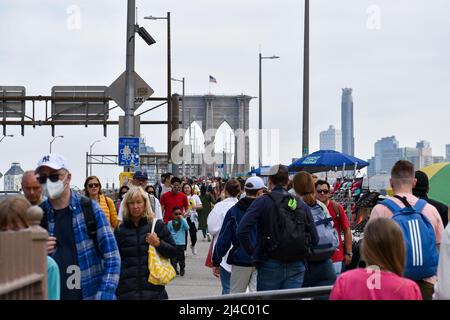 New York, Usa. 13. April 2022. Touristen kommen wieder nach New York City. Am 13. April 2022 läuft eine große Menschenmenge über die Brooklyn Bridge in New York City. (Foto von Ryan Rahman/Pacific Press) Quelle: Pacific Press Media Production Corp./Alamy Live News Stockfoto