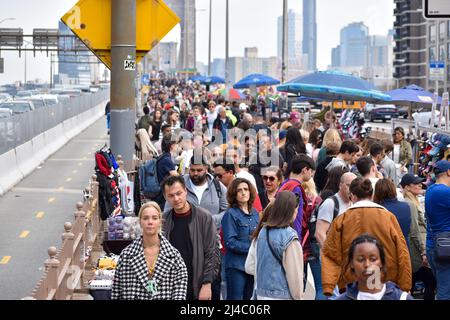 New York, Usa. 13. April 2022. Touristen kommen wieder nach New York City. Am 13. April 2022 läuft eine große Menschenmenge über die Brooklyn Bridge in New York City. (Foto von Ryan Rahman/Pacific Press) Quelle: Pacific Press Media Production Corp./Alamy Live News Stockfoto