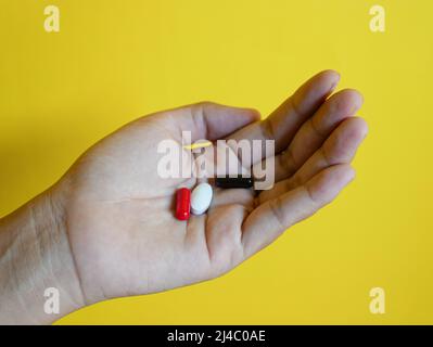 asiatische Frauen halten Kapsel Pillen in der Hand Stockfoto