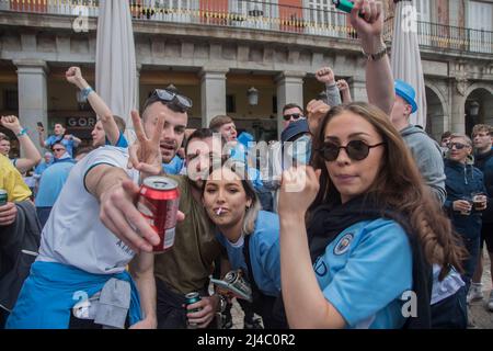 Madrid, Madrid, Spanien. 13. April 2022. Fans von Manchester United feiern vor dem Spiel im Wanda Metropolitano gegen Atlético de Madrid, auf der Plaza Mayor in Madrid Spanien (Foto: © Alberto Sibaja/Pacific Press via ZUMA Press Wire) Stockfoto