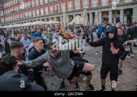 Madrid, Madrid, Spanien. 13. April 2022. Fans von Manchester United feiern vor dem Spiel im Wanda Metropolitano gegen AtlÃ © tico de Madrid, auf der Plaza Mayor in Madrid Spanien (Foto: © Alberto Sibaja/Pacific Press via ZUMA Press Wire) Stockfoto