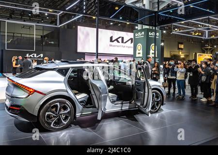 New York, USA. 13. April 2022. Neue Kia-Modelle werden auf der New York International Auto Show 2022 im Javits Center in New York City ausgestellt. Die normalerweise jährliche Show wurde heute eröffnet, nachdem sie in den beiden Vorjahren aufgrund der COVID-19-Pandemie abgesagt wurde. Kredit: Enrique Shore/Alamy Live Nachrichten Stockfoto