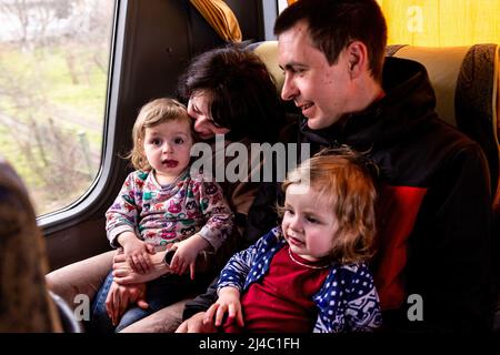 Lviv, Ukraine. 12. April 2022. Ukrainische Flüchtlinge sitzen in einem Reisebus des polnischen Reisebüros Abdar auf dem Weg von Lemberg nach Polen. Während die Russische Föderation in die Ukraine einmarschiert, wird der Konflikt voraussichtlich bis zu 5 Millionen Ukrainer zur Flucht zwingen und eine große Anzahl interner Flüchtlinge schaffen. Die Ukrainer brauchen dringend medizinische Versorgung, Lebensmittel, Kleidung und mehr. (Bild: © Dominika Zarzycka/SOPA Images via ZUMA Press Wire) Stockfoto