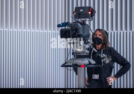 Schwerin, Deutschland. 15. Dez 2021. Ein NDR-Kameramann steht im Plenarsaal des landtags Mecklenburg-Vorpommerns auf Schloss Schwerin hinter seiner Kamera. Quelle: Jens Büttner/dpa/Alamy Live News Stockfoto