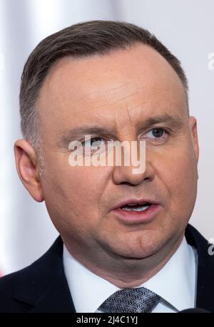 Warschau, Polen. 12. April 2022. Der polnische Präsident Andrzej Duda beantwortet auf einer Pressekonferenz mit dem deutschen Präsidenten Fragen von Medienvertretern. Im Mittelpunkt ihrer Gespräche steht der russische Angriffskrieg in der Ukraine. Quelle: Jens Büttner/dpa/Alamy Live News Stockfoto