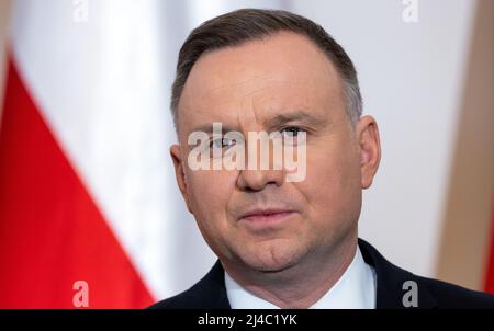 Warschau, Polen. 12. April 2022. Der polnische Präsident Andrzej Duda beantwortet auf einer Pressekonferenz mit dem deutschen Präsidenten Fragen von Medienvertretern. Im Mittelpunkt ihrer Gespräche steht der russische Angriffskrieg in der Ukraine. Quelle: Jens Büttner/dpa/Alamy Live News Stockfoto