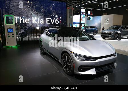 Der neue elektrische Kia EV6 wird auf der New York International Auto Show 2022 im Javits Center in New York City, NY, USA am 13. April 2022 ausgestellt. Foto von Charles Guerin/ABACAPRESS.COM Stockfoto