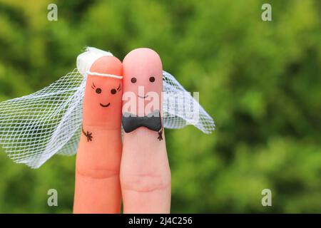 Finger Kunst des glücklichen Paares zu heiraten. Konzept der Hochzeitszeremonie gemischtes Rennpaar. Stockfoto