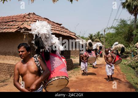 Sonapalashi, Westbengalen, Indien. 12. April 2022. Gajan Festivals ist eine der ältesten Traditionen oder Rituale, die von Sanyasis (oder Vakt) durchgeführt werden. In einigen ländlichen Dörfern wurde diese tantrische Tradition noch heute durchgeführt. Ghat Snan, Körperbemalung, Skull-Tanz gehören dazu. (Bild: © Swattik Jana/Pacific Press via ZUMA Press Wire) Stockfoto