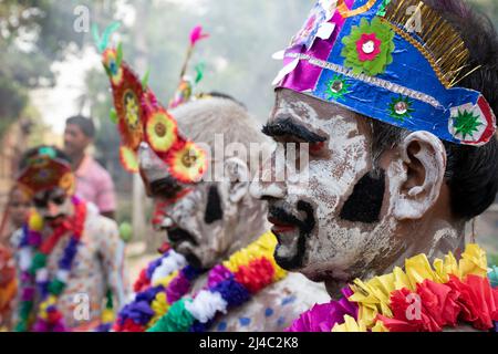 Sonapalashi, Westbengalen, Indien. 12. April 2022. Gajan Festivals ist eine der ältesten Traditionen oder Rituale, die von Sanyasis (oder Vakt) durchgeführt werden. In einigen ländlichen Dörfern wurde diese tantrische Tradition noch heute durchgeführt. Ghat Snan, Körperbemalung, Skull-Tanz gehören dazu. (Bild: © Swattik Jana/Pacific Press via ZUMA Press Wire) Stockfoto