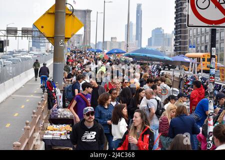 New York, New York, USA. 13. April 2022. Touristen kommen wieder nach New York City. Am 13. April 2022 läuft eine große Menschenmenge über die Brooklyn Bridge in New York City. (Bild: © Ryan Rahman/Pacific Press via ZUMA Press Wire) Stockfoto