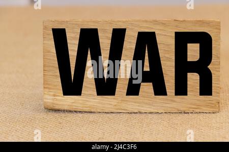 Kriegstext geschrieben auf einem Stück Holz Konzept Stockfoto