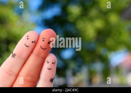 Finger Kunst der glücklichen Familie der gemischten Rasse. Stockfoto