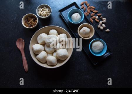 Indische Dessertartikel rasgulla oder rosogolla in einer Schüssel. Nahaufnahme, selektiver Fokus. Stockfoto