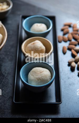 Indische Dessertartikel rasgulla oder rosogolla in einer Schüssel. Nahaufnahme, selektiver Fokus. Stockfoto