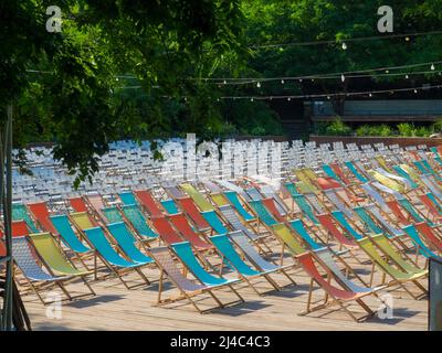 Reihen von Stühlen in einem Freilufttheater eines öffentlichen Parks Stockfoto