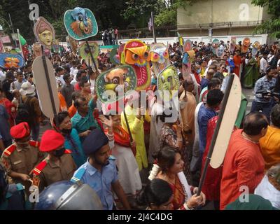 Dhaka, Bangladesch. 14. April 2022. Die Menschen nehmen an der Mangal Shovajatra-Festveranstaltung Teil, um an der Dhaka University das neue Jahr in Bangladesch zu feiern. (Bild: © MD Mehedi Hasan/ZUMA Press Wire) Bild: ZUMA Press, Inc./Alamy Live News Stockfoto