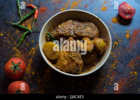 Bengalisches Gericht Fisch kalia oder Masala-Kurrury in einer Schüssel serviert. Nahaufnahme, selektiver Fokus. Stockfoto