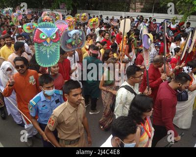 Dhaka, Bangladesch. 14. April 2022. Die Menschen nehmen an der Mangal Shovajatra-Festveranstaltung Teil, um an der Dhaka University das neue Jahr in Bangladesch zu feiern. (Bild: © MD Mehedi Hasan/ZUMA Press Wire) Bild: ZUMA Press, Inc./Alamy Live News Stockfoto