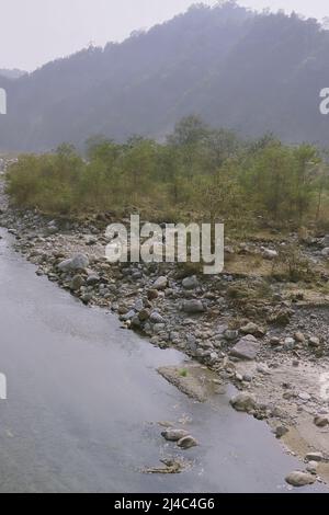 Der Balason-Fluss fließt durch die mit Felsbrocken bedeckte terai-Region bei Dudhia, westbengalen in indien Stockfoto