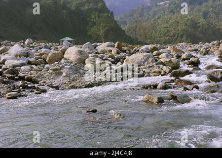 Der Balason-Fluss fließt durch die mit Felsbrocken bedeckte terai-Region bei Dudhia, westbengalen in indien Stockfoto