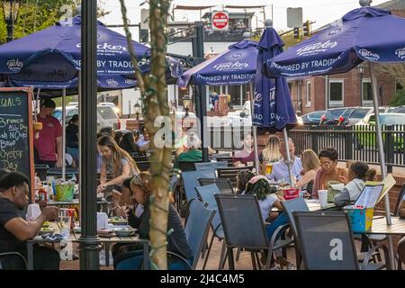 Essen im Freien auf dem Town Square in der Innenstadt von Lawrenceville, Georgia. (USA) Stockfoto