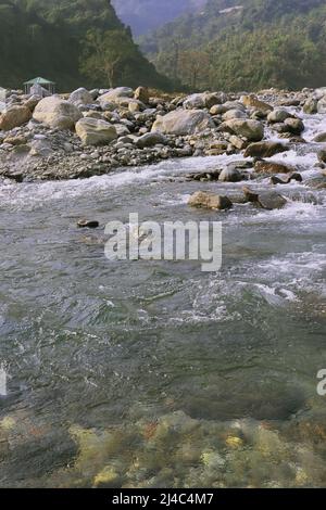 Der Balason-Fluss fließt durch die mit Felsbrocken bedeckte terai-Region bei Dudhia, westbengalen in indien Stockfoto