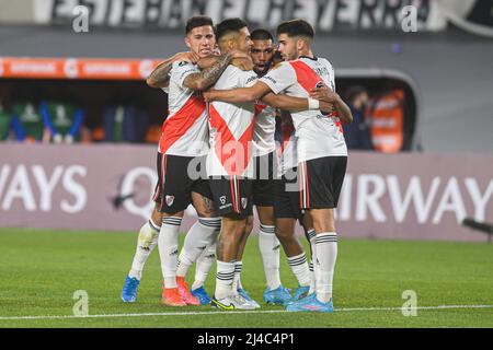 Buenos Aires, Argentinien. 13. April 2022. River Plate Spieler feiern, nachdem sie beim Copa CONMEBOL Libertadores-Spiel 2022 zwischen River Plate und Fortaleza im Estadio Monumental Antonio Vespucio Liberti ein Tor erzielt haben. Endergebnis; River Plate 2:0 Fortaleza. (Foto: Manuel Cortina/SOPA Images/Sipa USA) Quelle: SIPA USA/Alamy Live News Stockfoto