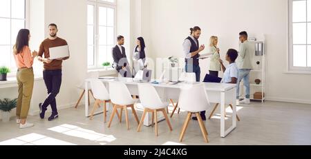 Junge, vielfältige Geschäftsleute arbeiten in einem modernen Büro zusammen Stockfoto