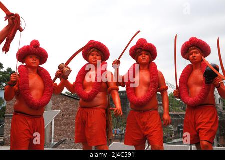 Non Exclusive: MUNSHIGANJ, BANGLADESH - APR 14, 2022: Hinduistische Anhänger mit ihrem rot gemalten corp nehmen an einer Prozession mit Schwor Teil Stockfoto