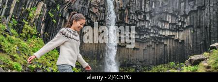 Island Natur. Tourist Walking Outdoor Besuch Touristenziel. Wanderer genießen die Touristenattraktion des Svartfoss-Wasserfalls, Skaftafell, Island Stockfoto