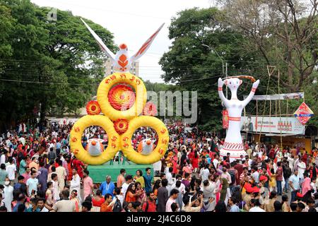 DHAKA, BANGLADESCH APRIL14,2022: Menschen marschieren entlang einer Straße, um das bengalische Neujahr oder die bunte Prozession „Pohela Boishakh“ zu feiern, die am beobachtet wird Stockfoto