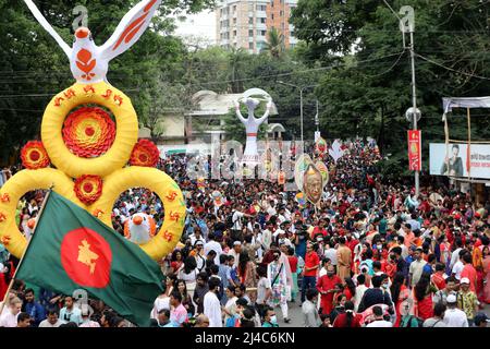 DHAKA, BANGLADESCH APRIL14,2022: Menschen marschieren entlang einer Straße, um das bengalische Neujahr oder die bunte Prozession „Pohela Boishakh“ zu feiern, die am beobachtet wird Stockfoto