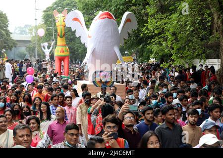 DHAKA, BANGLADESCH APRIL14,2022: Menschen marschieren entlang einer Straße, um das bengalische Neujahr oder die bunte Prozession „Pohela Boishakh“ zu feiern, die am beobachtet wird Stockfoto