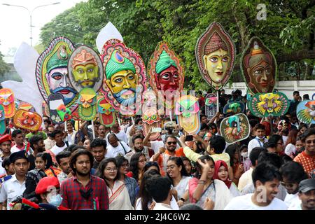 DHAKA, BANGLADESCH APRIL14,2022: Menschen marschieren entlang einer Straße, um das bengalische Neujahr oder die bunte Prozession „Pohela Boishakh“ zu feiern, die am beobachtet wird Stockfoto