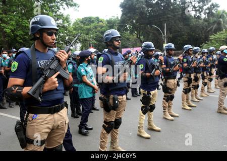 DHAKA, BANGLADESCH APRIL14,2022: Menschen marschieren entlang einer Straße, um das bengalische Neujahr oder die bunte Prozession „Pohela Boishakh“ zu feiern, die am beobachtet wird Stockfoto