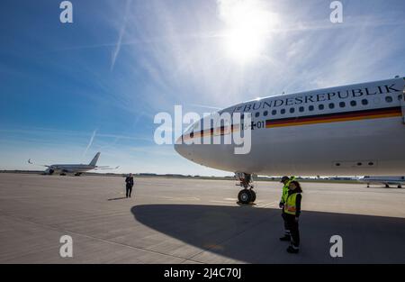 Berlin, Deutschland. 12. April 2022. Das deutsche Regierungsflugzeug "Konrad Adenauer" - ein Airbus A340 - steht auf dem militärischen Teil des Flughafens berlin-Schönefeld. Quelle: Jens Büttner/dpa/Alamy Live News Stockfoto