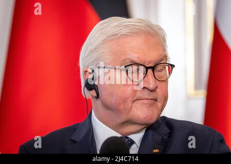 Warschau, Polen. 12. April 2022. Bundespräsident Frank-Walter Steinmeier beantwortet bei einer Pressekonferenz mit dem polnischen Präsidenten Fragen von Medienvertretern. Im Mittelpunkt ihrer Gespräche steht der russische Angriffskrieg in der Ukraine. Quelle: Jens Büttner/dpa/Alamy Live News Stockfoto