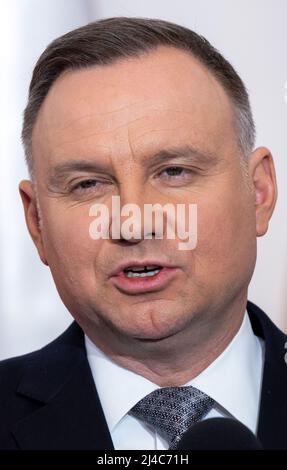 Warschau, Polen. 12. April 2022. Der polnische Präsident Andrzej Duda beantwortet auf einer Pressekonferenz mit dem deutschen Präsidenten Fragen von Medienvertretern. Im Mittelpunkt ihrer Gespräche steht der russische Angriffskrieg in der Ukraine. Quelle: Jens Büttner/dpa/Alamy Live News Stockfoto