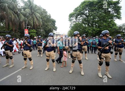 DHAKA, BANGLADESCH APRIL14,2022: Menschen marschieren entlang einer Straße, um das bengalische Neujahr oder die bunte Prozession „Pohela Boishakh“ zu feiern, die am beobachtet wird Stockfoto